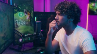 Düşünceli Arap Hindistanlı oyuncu video oyunu siber spor bilgisayar flamalı erkek strateji düşünen e-spor çözümü planlayan nüfuzlu vlogger şaşkın adam turnuvası