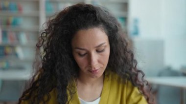 Latin Arap kadın kütüphanesi lisesi. Fotokopi kitabı yazan üniversite. Sınav hazırlığı, kız eğitimi, masa başı kitapları, üniversite ödevi, ders kitabı.