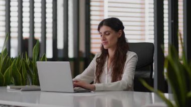 Kafkas iş kadını çalışan kadın yönetici kız girişimci yönetici yönetici iş kadını laptop çevrimiçi bilgisayar işyeri işyerindeki internet tarayıcıları üzerinde çalışıyor.