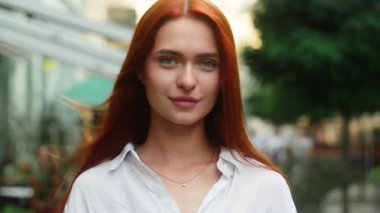 Açık havada güzel kadın portresi Kafkas moda kızı turist gezgin iş kadını alışveriş yapan öğrenci Avrupa 'yı geziyor sağlıklı doğal güzellik tebessümü tatillerde dışarıda