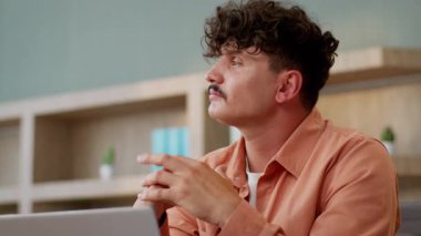 Düşünceli öğrenci erkek işadamı Kafkasyalı işadamı. Girişimci iş adamı olduğunu düşünen işveren yöneticisi tasarımcı. Ofisteki tasarımcı.