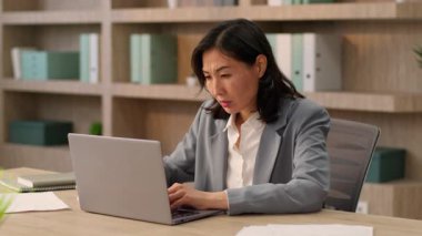 Stresli iş kadını Asyalı Çinli Çinli iş kadınını hayal kırıklığına uğrattı. Endişeli Koreli iş kadını. Çalışan yorgun işçi.