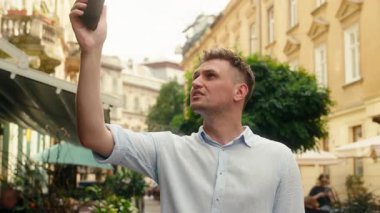 Kafası karışmış Kafkasyalı adam, kafası karışmış iş adamı, erkek turist iş adamı, cep telefonuyla arama yapıyor, kablosuz internet bağlantısı kötü, dışarıda hücre gezme sorunu var.