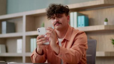 Hayal kırıklığına uğramış iş adamı üzgün üzgün adam cep telefonu kullanıyor kumar kaybediyor para mesaj alıyor kötü haber erkek iş adamı hayal kırıklığına uğramış akıllı telefon uygulaması başarısız oldu ofis