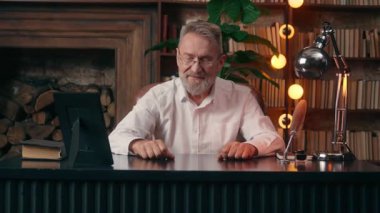 Yaşlı, beyaz, yaşlı bir erkek. Tavsiye mektubu veriyor. Emekli, içeride büyükbaba.