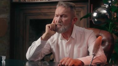 Düşünceli, düşünceli, yaşlı, beyaz bir adam. Çözüm üzerine kafa yoruyor. Yetişkin, iş adamı, iş adamı.