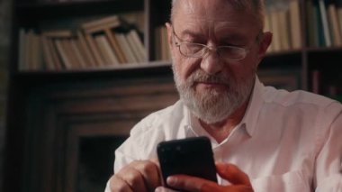 Yaşlı beyaz adam cep telefonu, akıllı telefon, zumlayan parmaklar, ekran, sağlık, ilaç, iş adamı, iş adamı, yetişkin ev içi uygulamaları kullanıyor.