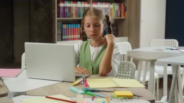 Düşünen kız öğrenci sınıfı öğrenim dersleri odaklı liseli kız öğrenci çocuk bilgisayar sınavı Laptop yazma uzaktan eğitim dersi online öğretim