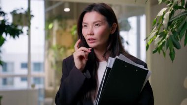 Çinli Koreli bir kız iş kadını Asyalı bir Japon iş kadınına ilham verdi. İçerde yönetici olarak düşünmeyi düşünmeyi ofis çalışanı çenenin üstünde düşünmeyi düşünmeyi düşünmeyi düşünmeyi.