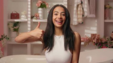 Gülümseyen Latin Latin Etnik Kız. Sağlıklı kadın. Banyo otelinde güzel bir bayan.