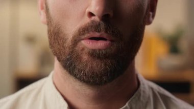 Şok olmuş erkek sakallı adam şaşırdı evde şaşkınlıkla şaşkına döndü mutlu iş adamı şaşırdı ağzını açtı şaşırtıcı güzel haberler heyecan verici duygusal şaşkın tepki