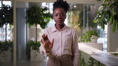 Ciddi özgüvenli Afro-Amerikan hoşnutsuz iş kadını ofis müdürü iş kadını işvereni hoşnutsuz etnik iş kadını el uzatma hareketi reddedilmiş kol hareketi yasaktır uyarısı yok