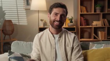 Kafkasyalı mutlu, komik, yetişkin, neşeli, neşeli, güler yüzlü, ev sahibi, ev sahibi, iş adamı, serbest çalışan, kameraya bakan, barış hareketi blogcusu, vlogger sosyal medyayı etkiliyor.