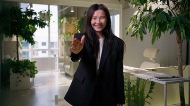 Asyalı Çinli iş kadını, süper geribildirim gibi başparmak hareketi yapıyor. İyi sonuç. Mutlu Koreli Japon kız ofis müdürü, gülümseyen iş kadını.