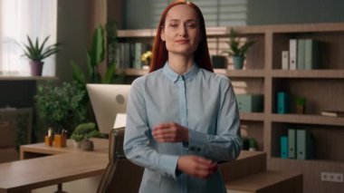 Kendine güvenen Kafkasyalı iş kadını pozisyonda el sıkıştı güçlü başarılı iş kadını kız şirket lideri patron ofis işvereni işe alım kollarını kavuşturdu kadın milenyum portresi