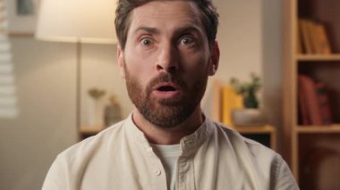 Kafkasyalı adam şaşırmış erkek ev sahibinin kameraya bakışı pozitif şaşkın adam mutlu iş adamı kameraya bakıyor ağzı açık şaşırmış harika haberler heyecan verici iyi haberler heyecan verici duygular