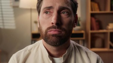 Sinirli, Kafkasyalı, üzgün, üzgün, erkek, ev sahibi, ev sahibi, düşünceli, bunalımlı, bunalımlı, ev kredisi sorununa bakan ev kredisi sorunu.