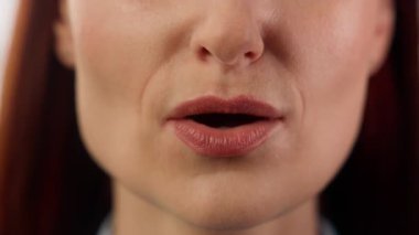 Kafkasyalı iş kadını ağzı açık kadın şaşırdı. Ofisteki şaşkın iş kadını yönetici. Şaşırtıcı duygu ifadesi.