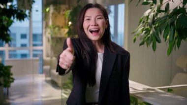 Heyecanlı mutlu iş kadını Asyalı kız Çinli iş kadını etnik kadın yönetici mimar Koreli Japon lider jestini hayrete düşürdü.