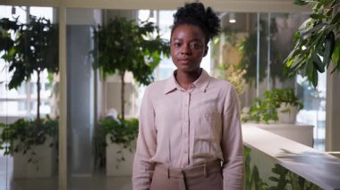 Güvenilir iş kadını Afrikalı Amerikalı etnik kız ofiste el ele vermiş başarılı kadın iş kadını portresi şirket lideri patron işe alım kollarını kavuşturdu