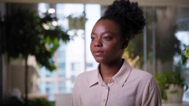 Portre öğrencisi Afrikalı Amerikalı iş kadını içerde gülümseyen kız etnik kadın girişimci neşeli lider yönetici yönetici ofis komisyoncusu tasarımcı danışman gülümseyen