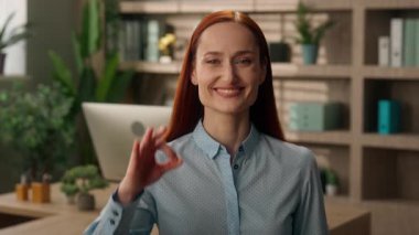 Ofisteki portre işkadını mutlu beyaz iş kadını kadın yönetici kadın işveren profesyonel ajan işe alma girişimcisi kameraya bakıyor.