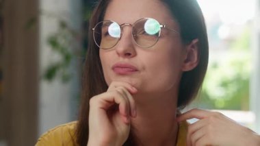 Kafkasyalı, genç, beyaz, liseli bir öğretmen. Düşünceli, zeki kız, akademik eğitim, üniversite kütüphanesi araştırması.