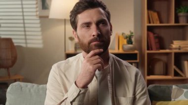 Düşünceli, düşünceli, ev sahibi, düşünceli, Kafkasyalı ev sahibi, erkek, iş adamı. Düşünen, mutlu, mutlu bir fikir planı seçer.