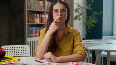 Kafkasyalı kız liseli düşünceli kadın öğrenci araştırması kütüphane eğitimi alan düşünceli bayan öğretmen fikir üretmek akıllıca bir fikir bulmak beyin fırtınası