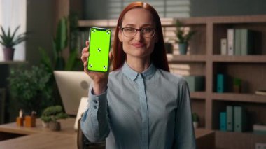 Gülümseyen mutlu kadın Kafkasyalı iş kadını kullanıcı kız alıcı cep telefonu krom anahtar yeşil ekran akıllı telefon uygulaması fotokopi alanı çevrimiçi alışveriş mağazası başparmağı önerisi