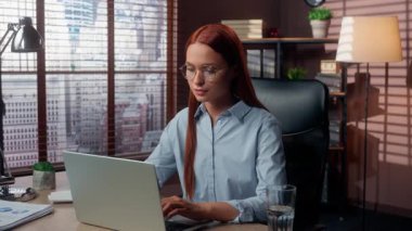 Beyaz kadın iş kadını ofis çalışanı kadın işkadını. İşveren müdürü. İş yerinde dizüstü bilgisayarla çalışan kadın.