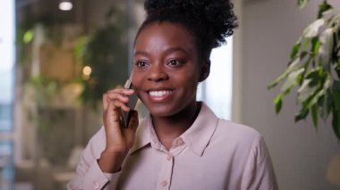 İş yerinde gülümseyen Afrikalı Amerikalı iş kadını. Etnik kız iş kadını. Pozitif öğrenci danışmanı.