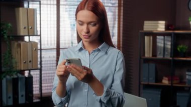 Beyaz kadın iş kadını ofis çalışanı kadın işkadını cep telefonu bağımlısı cep telefonu bağımlısı iş yeri e-ticareti online sosyal medya uygulaması tarama konsantrasyonu