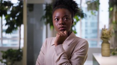 Düşünceli iş kadını Afrikalı Amerikalı kız düşünceli öğrenci bürosu müdürü kadın iş kadını derin düşüncelere dalmayı düşünen soru fikri beyin fırtınası aramayı düşün şüpheyi seç.