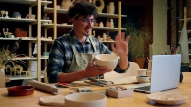 Potter man Kafkasyalı adam çevrimiçi sınıf çömlek atölyesi erkek blogger sanatçı tasarımcı heykeltraş çanak kil modelleme el yapımı öğretmenlik seramikleri el yapımı video yapımcısı özel ders dizüstü bilgisayar