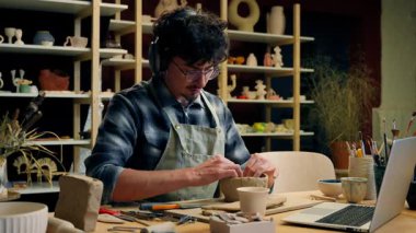 Rahat Kafkasyalı erkek erkek kulaklıklar müzik sanatçısı tasarım, çömlekçi heykeltraş sanat stüdyosunda el sanatları hobisi yaratıcı sanat eseri seramik seramik atölyesi