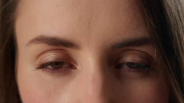 Gözlerini kapat genç beyaz kadın kameraya göz kırpan kadın sağlık hekimi bakışlarına bak içeride gören bayan lazer düzeltmesi kesilmiş göz doktoru güzelliğine bak