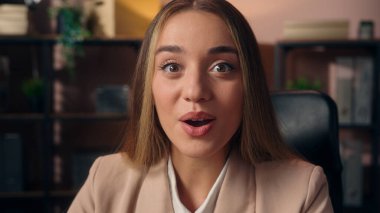 Şaşırmış Kafkasyalı şaşkın iş kadını kadın iş kadını ofis çalışanı finans yatırımcısı kamera karşısında şaşırmış durumda.