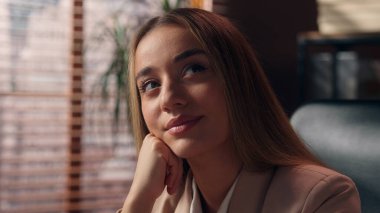 Tebessüm eden Kafkasyalı iş kadını kadın iş kadını şirket çalışanı şirket müdürü CEO 'su mesafeyi hayal eden iş hayali kuran bir iş hayali düşünün.