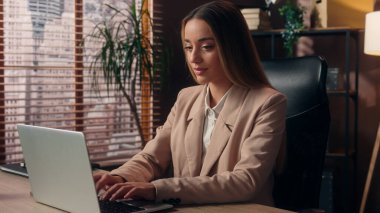 Başarılı, serbest çalışan, Kafkasyalı, kız motivasyonlu, ofis çalışanı, yönetici, iş kadını, dizüstü bilgisayarda çalışan, sabah kahvesini yazan, iç mekanda kahvaltı yapan iş kadını.