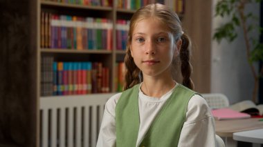 Kafkasyalı küçük kız öğrenci öğrenci öğrencinin haykırarak haykırmasına çok şaşırdım. 