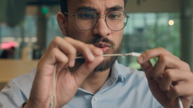 Sinirli, üzgün, Hintli, Arap, erkek, işadamı, işçi, yönetici. Kafedeki sinirli iş adamı, sorunlu kulaklıkların bozulduğunu, tellerin kırıldığını, kulaklıkların kırıldığını, teknoloji sorunları olduğunu söyledi.