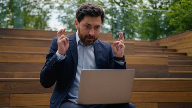 Kafkasyalı iş adamı şehir dışında çalışıyor. Erkek mimar, emlakçı, iş adamı bekliyor. Dizüstü bilgisayara bakıyor.
