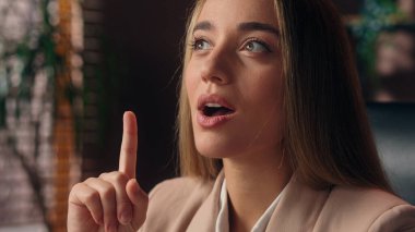 Düşünceli Kafkasyalı kız işveren kadın iş kadını. Hafıza çözümünü hatırlayın. Fikir sahibi olmak.