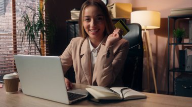 Neşeli Kafkasyalı iş kadını kız iş kadını ofis çalışanı çevrimiçi öpüşme kartı hesabı ödeyen banka daktilo bilgisayarı bilgisayarı iç mekanda ödeme yapan internet alışverişi