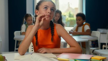 Düşünceli, düşünceli, küçük kız, kız, kız, kız, çocuk, öğrenci, öğrenci, kütüphanede okuyor.