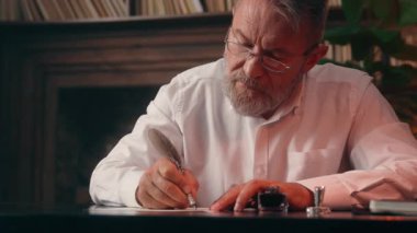 Kafkas Avrupalı yaşlı erkek dolmakalem işadamı ofis içinde olgun yaşlı rapor kağıdı işçisi meşgul emekli yazar iş adamı sağlıklı tıp metni sözleşmesi