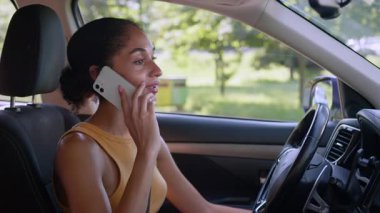 Heyecanlı afro-amerikalı kadın cep telefonu sohbetleri... Dedikoducu kız... cep telefonu şoförü... araba şoförü... araba... gülen araç... akıllı telefon iş kadını muhabbeti...