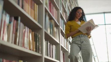 Latin Latin kadın öğrenci kütüphanesi kitap seçiyor ders kitapları kitapçısı eğitim öğreniyor kadın sınav hazırlayan kız kitap kurdu, akıllı öğretmen arşivi okuyor lise eğitimi alıyor.