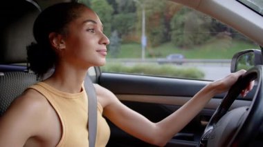 Neşeli Afrikalı Amerikalı kadın, iş kadını, iş kadını, araba, otomobil, taşıma şoförü, yolculuk, yolculuk, gülen trafik, araba ve kira hizmetleri sahibi.